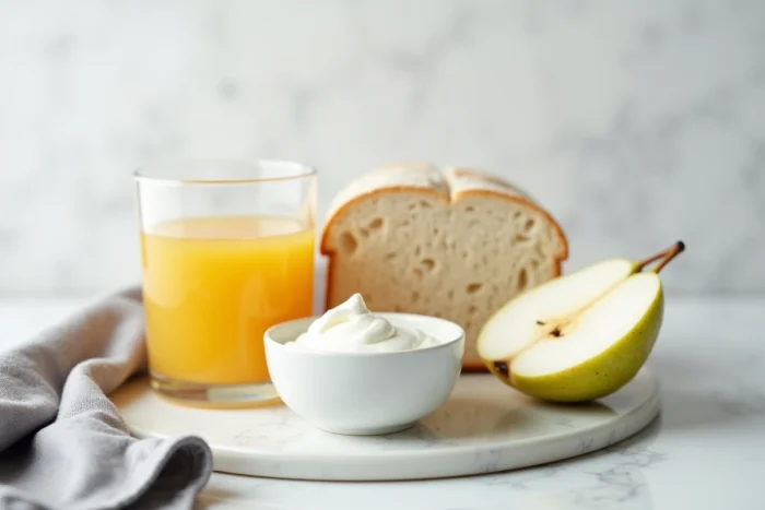 Aliments autorisés avant une coloscopie : jus de pomme, pain blanc, yaourt nature et poire pelée