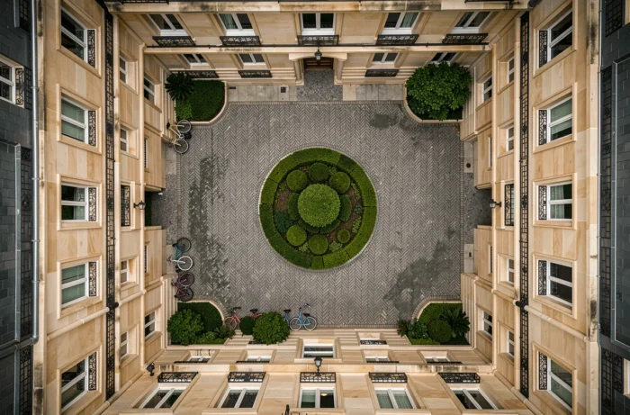 Vue aérienne verticale d'une cour intérieure haussmannienne parisienne vue du dessus